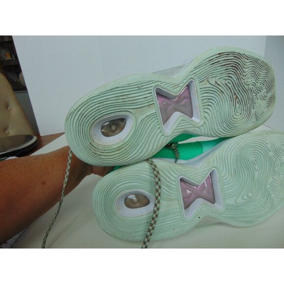 Nike Green Glow Play for the future Size 10 Basketball Shoes in great condition - Picture 8 of 8